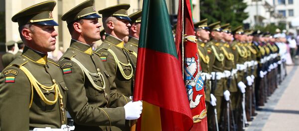 Литовские военные с флагом Литвы, архивное фото - Sputnik Литва