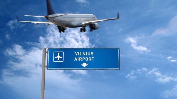 Самолет и указатель аэропорта Вильнюса, архивное фото - Sputnik Литва