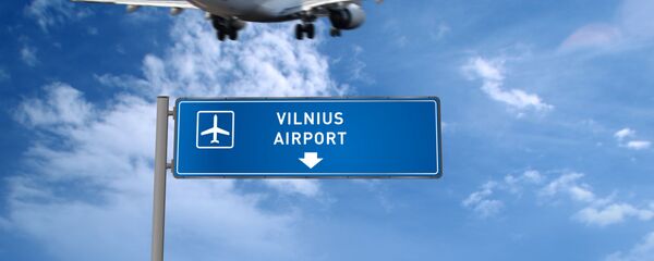 Самолет и указатель аэропорта Вильнюса, архивное фото - Sputnik Литва