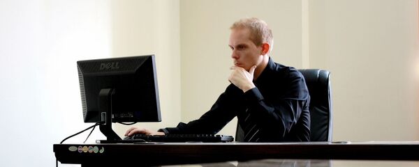 Мужчина работает с компьютером, архивное фото Мужчина работает с компьютером, архивное фото - Sputnik Lietuva