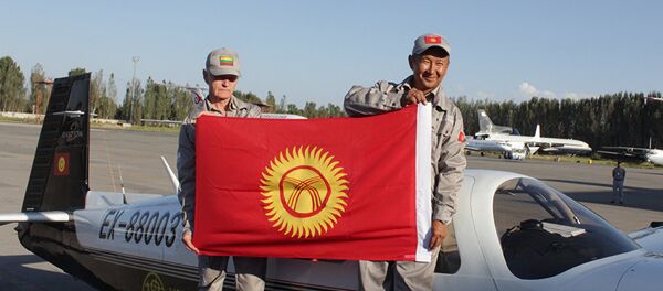 Литовец Йонас Юкнюс и кыргызстанец Союзбек Салиев на одномоторном самолете Mooney Ovation-2 отправились в кругосветное путешествие из Кыргызстана - Sputnik Литва