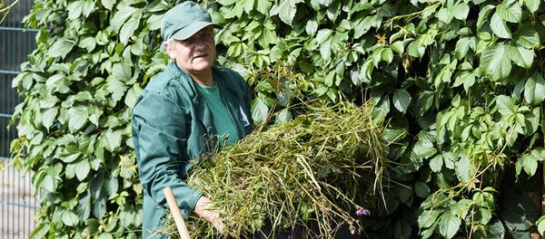 Работник зоопарка, архивное фото - Sputnik Литва