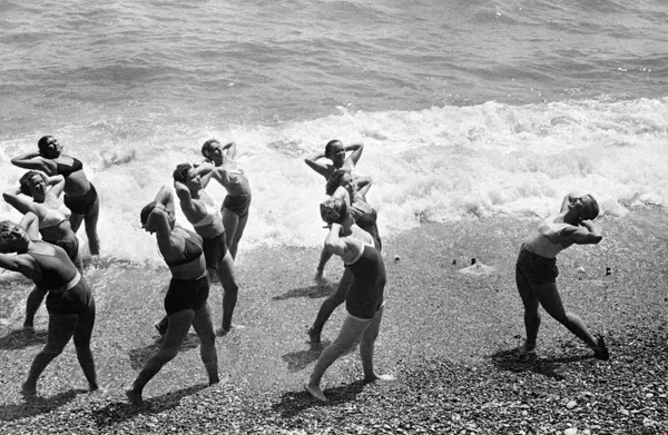 Утренняя зарядка на Черноморском побережье Крыма. 1953 год Утренняя зарядка на Черноморском побережье Крыма. 1953 год - Sputnik Lietuva