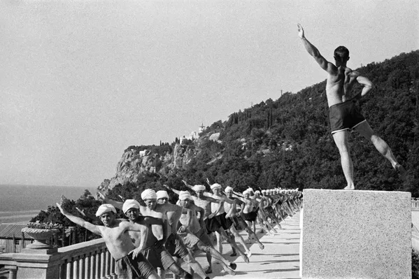 Утренняя зарядка в одном из санаториев Крыма, 1954 год Утренняя зарядка в одном из санаториев Крыма, 1954 год - Sputnik Lietuva