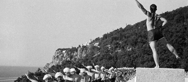 Утренняя зарядка в одном из санаториев Крыма, 1954 год Утренняя зарядка в одном из санаториев Крыма, 1954 год - Sputnik Lietuva