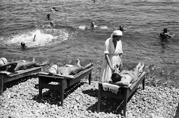 Солнечные ванны в санатории Крыма, 1954 год - Sputnik Lietuva