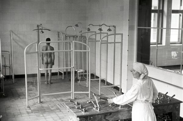 Водные процедуры в ялтинском санатории Курпаты, 1950 год - Sputnik Lietuva