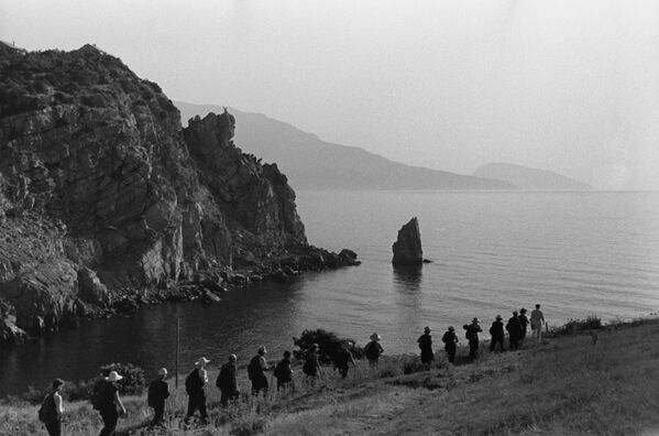 Туристы на берегу Черного моря в Крыму, 1955 год - Sputnik Lietuva