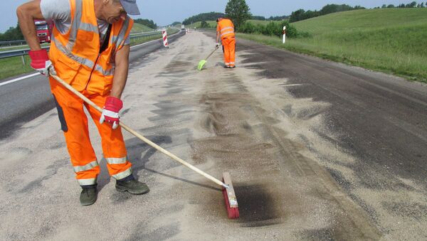 Рабочие ремонтируют дорогу в Литве, архивное фото - Sputnik Литва