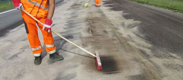 Рабочие ремонтируют дорогу в Литве, архивное фото Рабочие ремонтируют дорогу в Литве, архивное фото - Sputnik Литва
