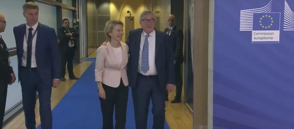 Юнкер обнял и расцеловал свою возможную преемницу Ляйен на встрече в ЕК Юнкер обнял и расцеловал свою возможную преемницу Ляйен на встрече в ЕК - Sputnik Lietuva