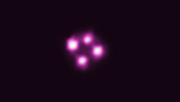 Рентгеновская фотография креста Эйнштейна и квазара HE0435 в далекой галактике - Sputnik Lietuva