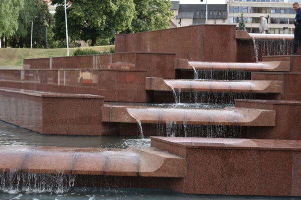 В Вильнюсе заработал фонтан около Национального театра оперы и балета - Sputnik Литва