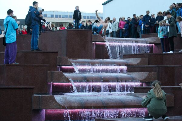 В Вильнюсе заработал фонтан около Национального театра оперы и балета - Sputnik Литва