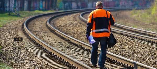 Путевой обходчик на железной дороге, архивное фото Путевой обходчик на железной дороге, архивное фото - Sputnik Lietuva