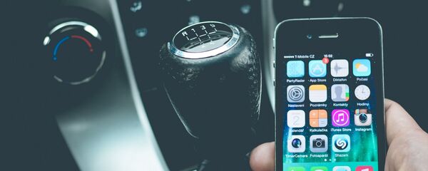 Смартфон в руках водителя, архивное фото Смартфон в руках водителя, архивное фото - Sputnik Lietuva