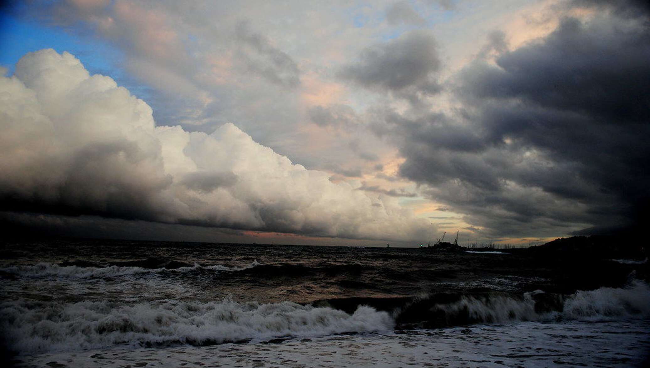 Скажи шторм. Каспийское море шторм. Балтийское море шторм. Шторм на финском заливе. Бушующее Каспийское море.