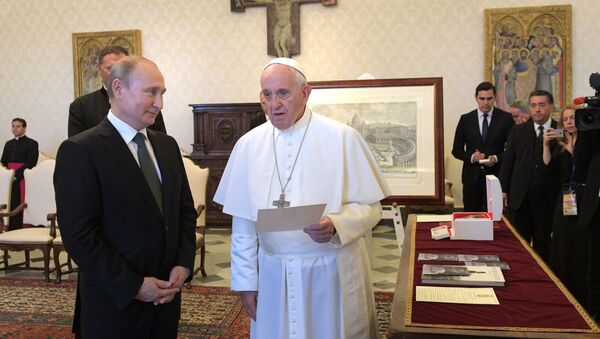 Президент РФ Владимир Путин и Папа Римский Франциск во время обмена подарками в Апостольской библиотеке в Ватикане, 4 июля 2019 года - Sputnik Литва