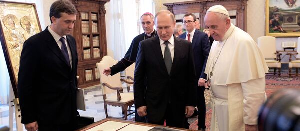 Президент РФ Владимир Путин и Папа Римский Франциск во время обмена подарками в Апостольской библиотеке в Ватикане, 4 июля 2019 года - Sputnik Lietuva