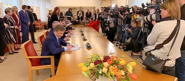 Четыре партии подписали коалиционное соглашение и разделили министерства Четыре партии подписали коалиционное соглашение и разделили министерства - Sputnik Литва