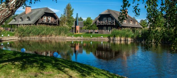 Старые деревянные дома с камышовые крыши курорте Паланга, Литва, архивное фото - Sputnik Литва