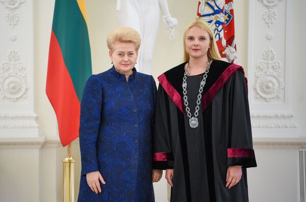 Президент Литвы приняла присягу девяти районных судей - Sputnik Литва