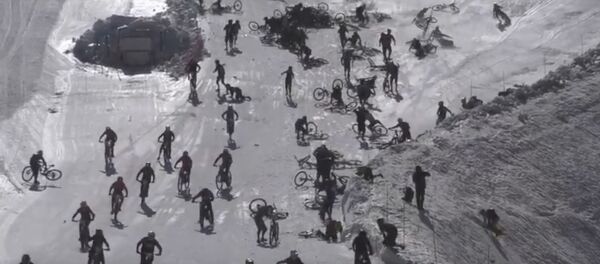 Vaizdo įraše užfiksuotas masinis dviratininkų kritimas nuo kalno Alpėse Vaizdo įraše užfiksuotas masinis dviratininkų kritimas nuo kalno Alpėse - Sputnik Lietuva