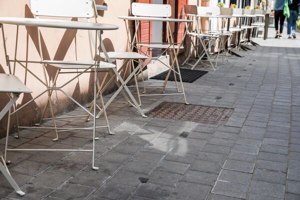 Жителей Вильнюса оградили от уличных кафе - Sputnik Литва