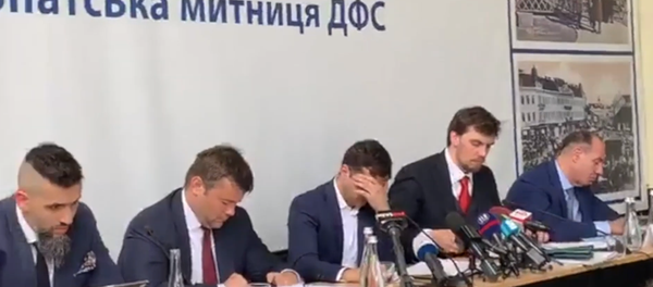 Пользователей Сети удивило поведение Зеленского на совещании Пользователей Сети удивило поведение Зеленского на совещании - Sputnik Литва