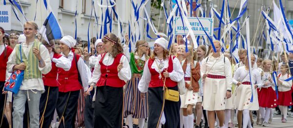 Творческие коллективы, приехавшие со всей Эстонии, движутся через центр Таллинна - Sputnik Литва