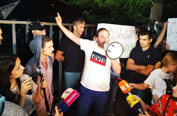 Dūma ragina įšaldyti santykius su Gruzija po skandalo TV kanale Rustavi 2 Dūma ragina įšaldyti santykius su Gruzija po skandalo TV kanale Rustavi 2 - Sputnik Lietuva