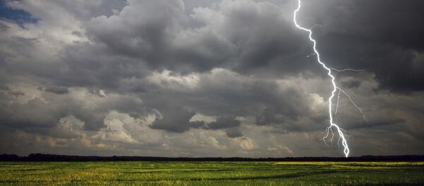 Гроза с молнией, архивное фото Гроза с молнией, архивное фото - Sputnik Lietuva