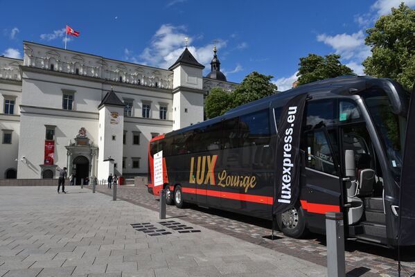 Vilniaus Katedros aikštėje vyko sąspietis, kuriame dalyvavo „Lux Express“ autobusas. - Sputnik Lietuva