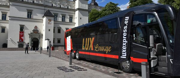 Флешмоб на Кафедральной площади в Вильнюсе с участием рейсового автобуса LUX EXPRESS Флешмоб на Кафедральной площади в Вильнюсе с участием рейсового автобуса LUX EXPRESS - Sputnik Литва