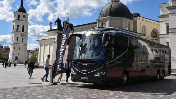 Флешмоб на Кафедральной площади в Вильнюсе с участием рейсового автобуса LUX EXPRESS - Sputnik Lietuva