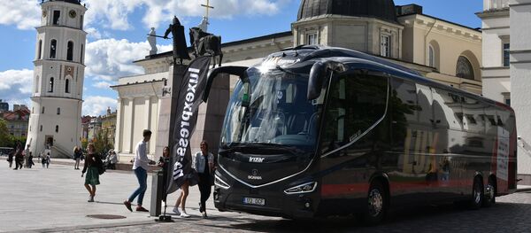 Флешмоб на Кафедральной площади в Вильнюсе с участием рейсового автобуса LUX EXPRESS - Sputnik Литва