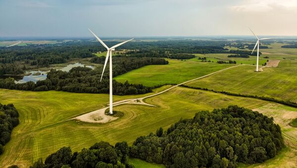 Вид с воздуха ветровых турбин генерации энергии, расположенный в Литве, архивное фото - Sputnik Литва