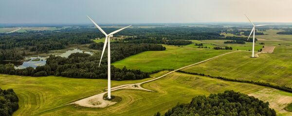 Вид с воздуха ветровых турбин генерации энергии, расположенный в Литве, архивное фото - Sputnik Литва