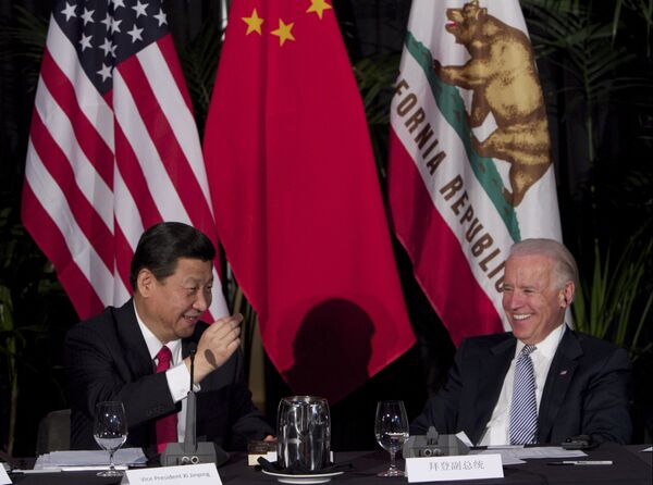 Глава Китая Си Цзиньпин ест шоколад на встрече с вице-президентом США Джо Байденом  - Sputnik Литва