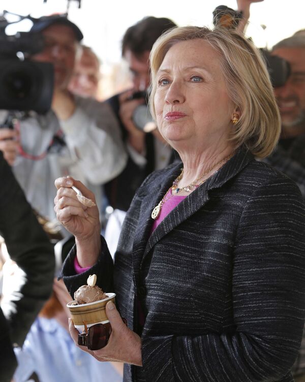 Кандидат в президенты от Демократической партии Хиллари Клинтон ест шоколадное мороженое с арахисовым маслом во время остановки в Moo's Place - Sputnik Lietuva