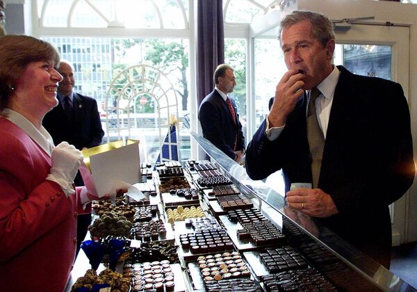 Президент Джордж Буш пробует конфеты в магазине шоколада в Брюсселе, Бельгия - Sputnik Литва