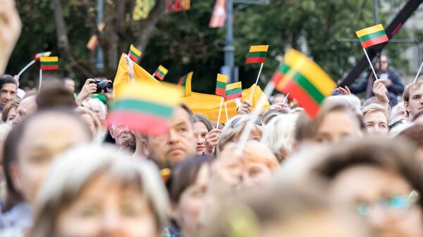 Люди на площади Лукишкес в Вильнюсе с флажками Литвы, архивное фото - Sputnik Литва