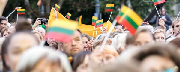 Люди на площади Лукишкес в Вильнюсе с флажками Литвы, архивное фото - Sputnik Литва