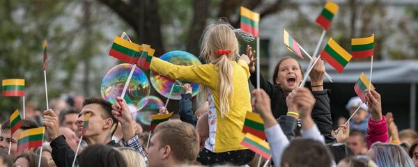 Люди на площади Лукишкес в Вильнюсе с флажками Литвы, архивное фото - Sputnik Литва