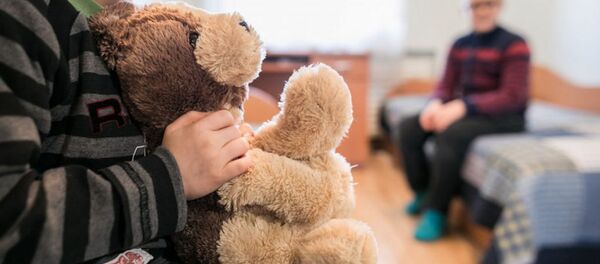 Мальчик с игрушечным медведем, архивное фото - Sputnik Литва