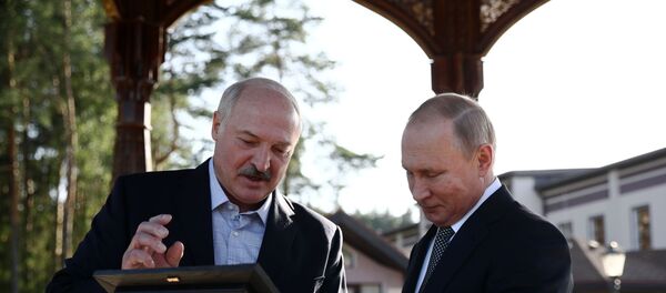 Президент РФ Владимир Путин и президент Белоруссии Александр Лукашенко (слева), архивное фото - Sputnik Литва