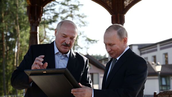Президент РФ Владимир Путин и президент Белоруссии Александр Лукашенко (слева), архивное фото - Sputnik Lietuva