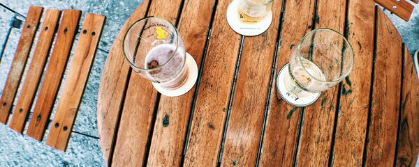 Пивные бокалы на столе, архивное фото - Sputnik Lietuva