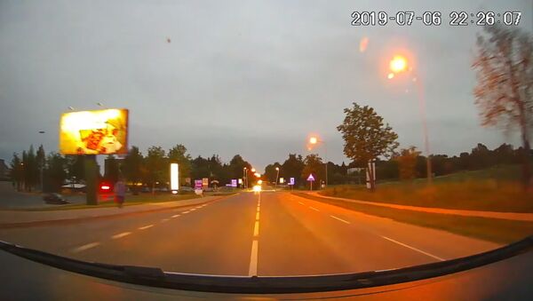 Internete atsirado vaizdo įrašas su girtais lietuviais, važinėjančiais Mercedes - Sputnik Lietuva