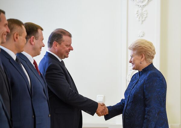 Уходящий президент Литвы поблагодарила кабмин за работу Уходящий президент Литвы поблагодарила кабмин за работу - Sputnik Литва